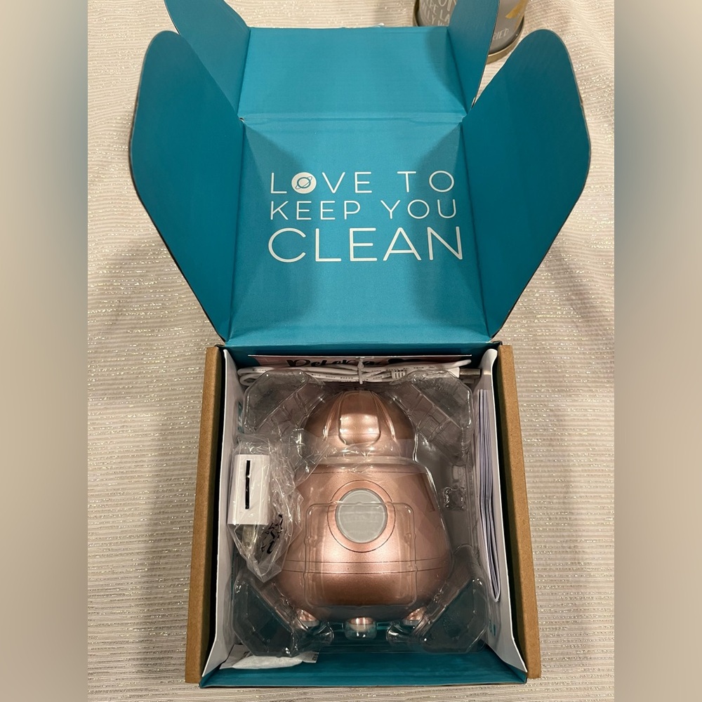 TAO Clean- Ona Diamond Facial Brush w/ Uv Sanitizer